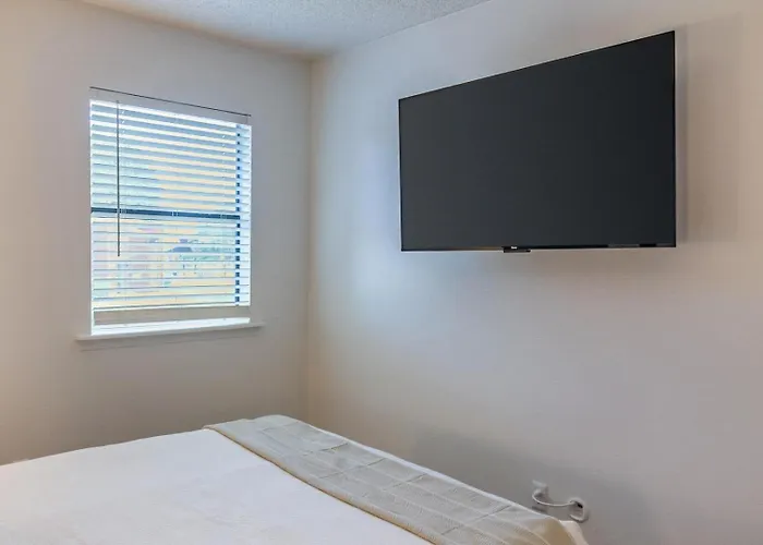 Landing Beautiful 1bd Pool Gym *
