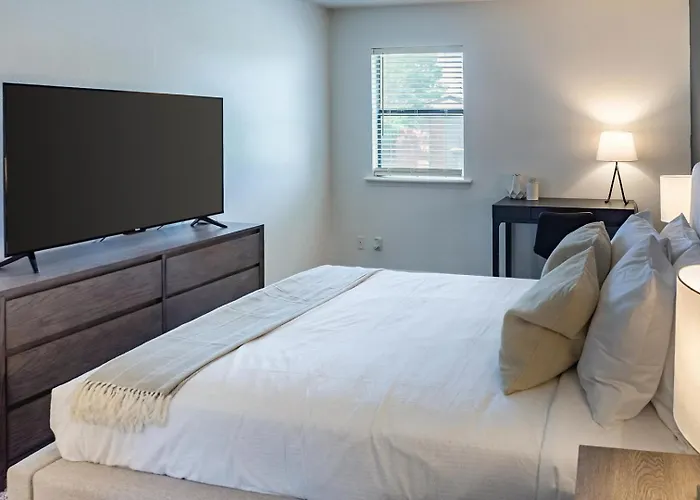 Landing Beautiful 1bd Pool Gym Apartment *