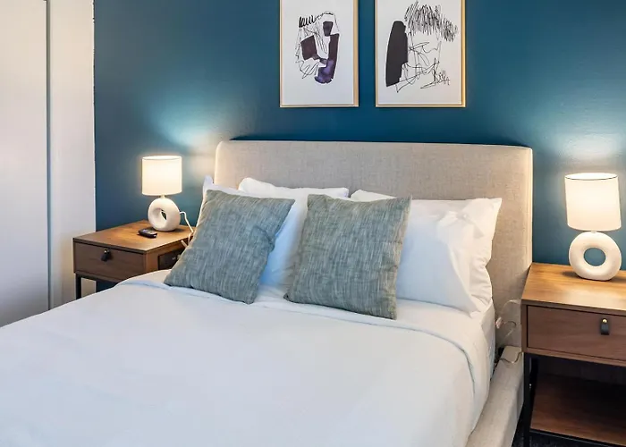 Landing Beautiful 1bd Pool Gym Apartment