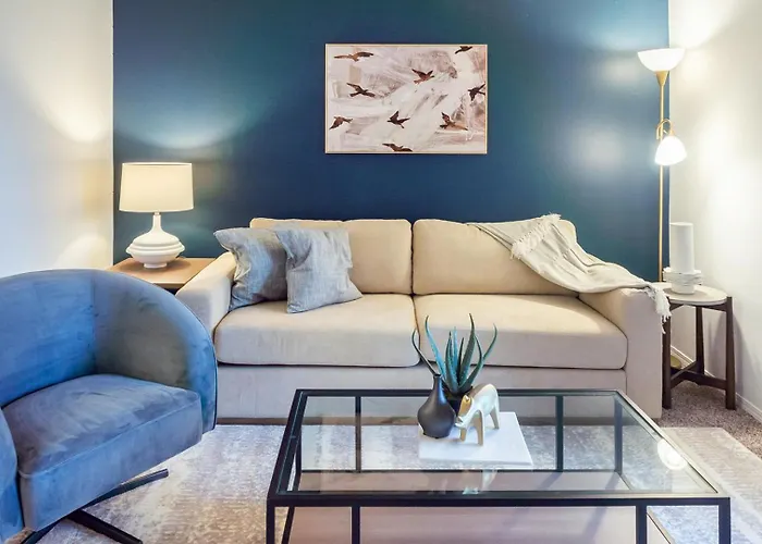 Landing Beautiful 1bd Pool Gym