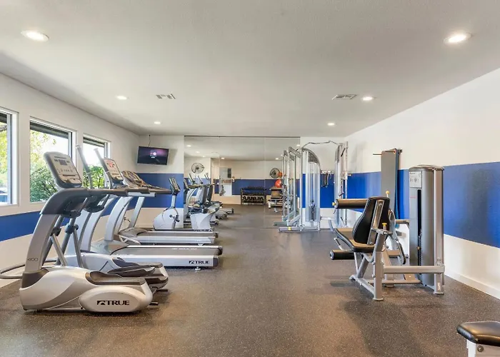 Landing Beautiful 1bd Pool Gym Tulsa