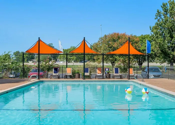 Landing Beautiful 1bd Pool Gym Apartment