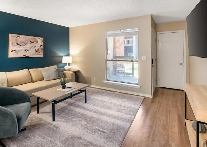 Landing Beautiful 1bd Pool Gym Apartment