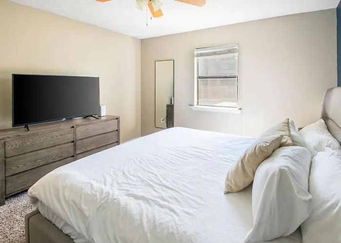 Landing Beautiful 1bd Pool Gym Apartment